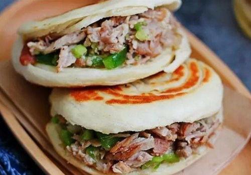 花臂男肉夹馍吃瓜,吃瓜群众围观美食盛宴
