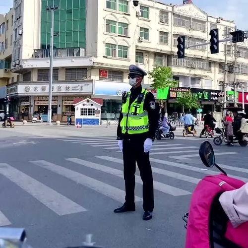 网红大长腿交警,街头风景线，守护交通秩序的美丽身影