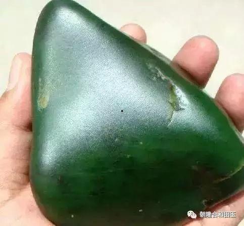 碧玉籽料不用看皮质,无需细究皮质，天然之美尽显无遗