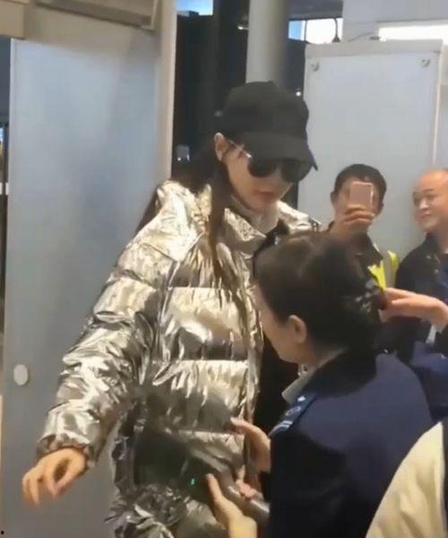 明星在机场安检,机场安检处的星光熠熠