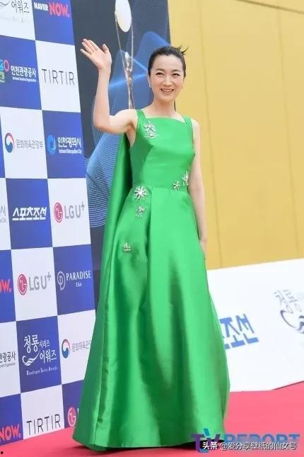 宁波女明星领奖照片,美丽瞬间定格荣誉时刻