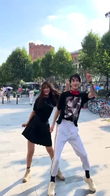 网红小哥和小姐姐,带你领略网络红人的魅力