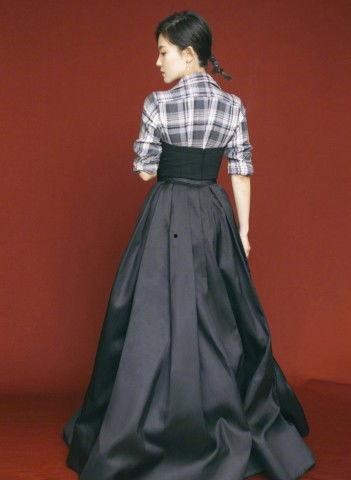 明星穿衬衫穿裙子