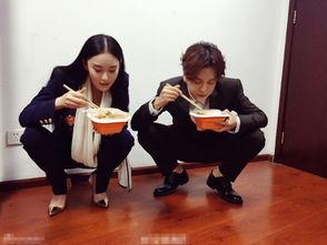 明星蹲着,时尚与亲民并存